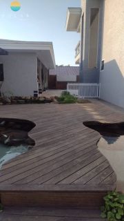 Se você busca conforto, exclusividade e uma localização privilegiada, esta é a oportunidade perfeita. Esta belíssima residência de alto padrão está situada a poucos metros do Beto Carrero World e da encantadora Praia da Armação, unindo tranquilidade, laze