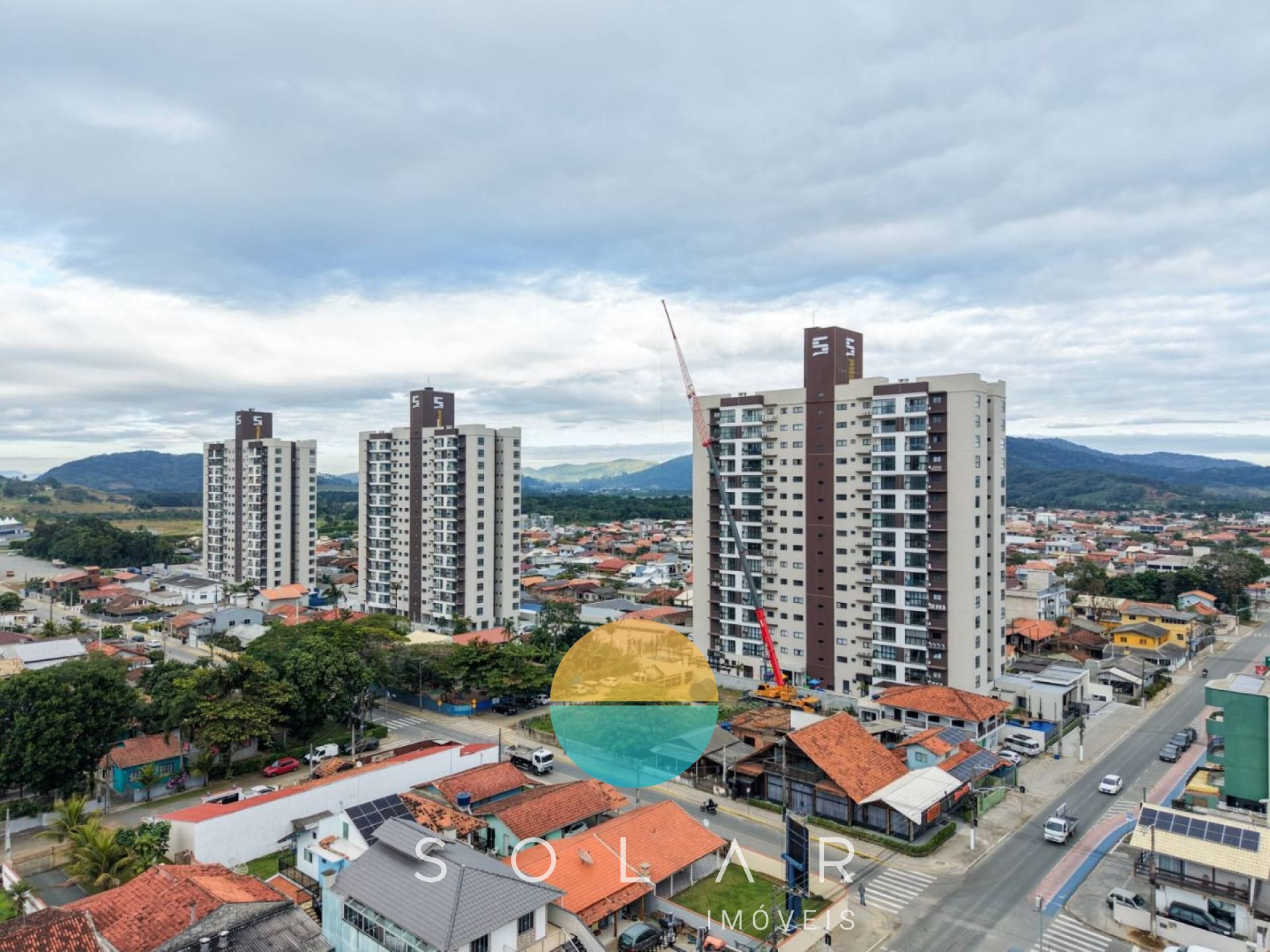 Apartamento com 2 quartos sendo uma suíte, entre o Beto Carrero e a praia