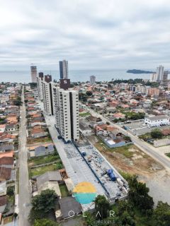 Apartamento com 2 quartos sendo uma suíte, entre o Beto Carrero e a praia