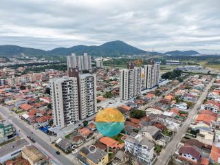 Apartamento com 2 quartos sendo uma suíte, entre o Beto Carrero e a praia