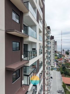 Apartamento com 2 quartos sendo uma suíte, entre o Beto Carrero e a praia