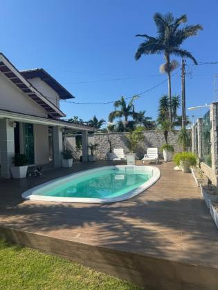 Casa com piscina pertinho do mar na Praia Grande