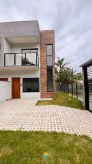 Sobrado semi-mobiliado de esquina, com 02 suítes, 100m da Praia do Cascalho e 400m da Praia Grande em Penha-SC. Ref. 301