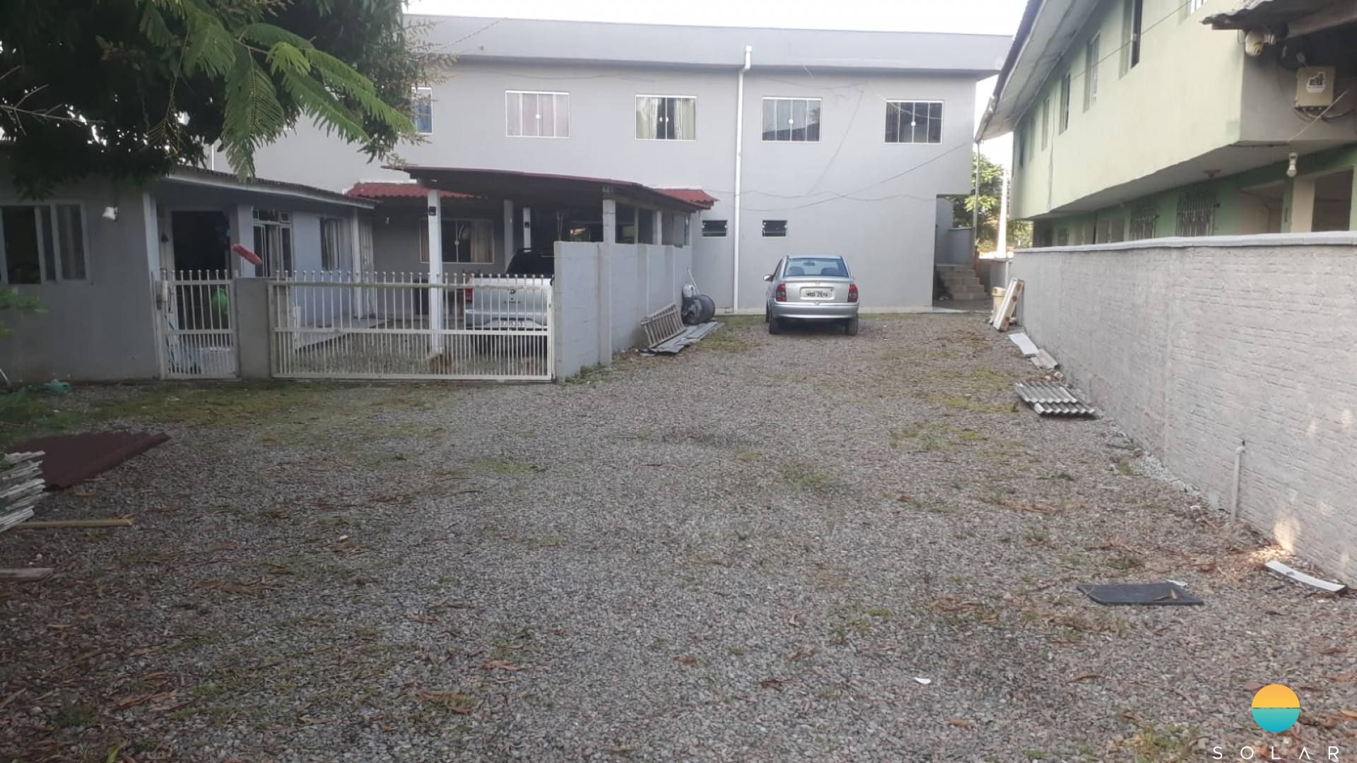 Casa e kitnets, com total de 18 dormitórios e espaço externo para estacionamento à venda aprox. 400m do Beto Carrero, em Armação Penha - SC. Ref. 105