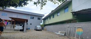 Casa e kitnets, com total de 18 dormitórios e espaço externo para estacionamento à venda aprox. 400m do Beto Carrero, em Armação Penha - SC. Ref. 105