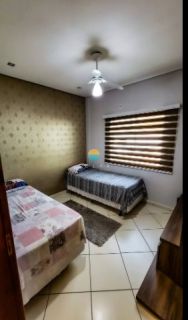 Apartamento de 170m² com 04 dormitórios, sendo 01 suíte aprox. 700m da praia no Centro de Penha-SC. Ref. 176