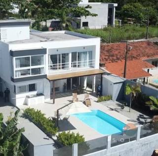Sobrado Alto Padrão aprox. 60m da Praia Grande! Ref. 206