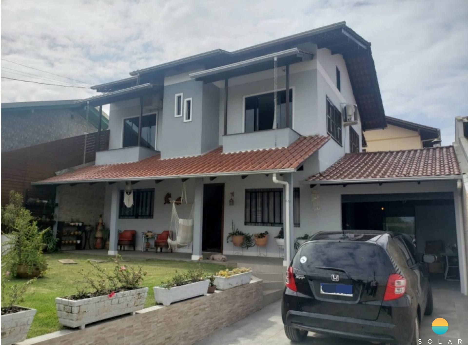 Sobrado 04 dormitórios e 04 vagas de garagens a 700m da praia de Armação em Penha-SC. Ref. 240