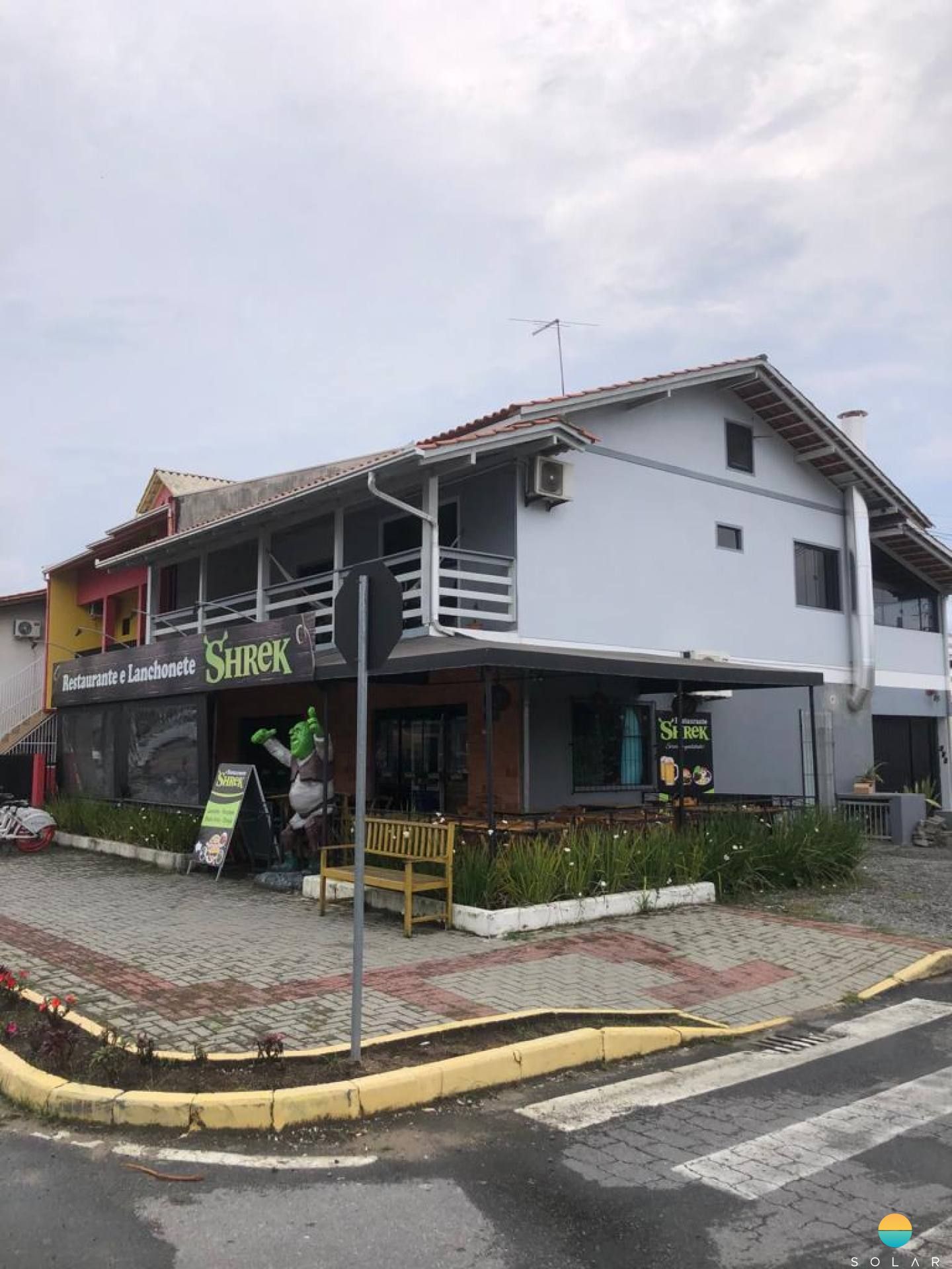 Sobrado com sala comercial disponível para venda na Praia de Armação. Ref. 263