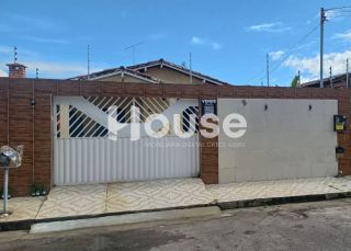 Casa com Piscina à Venda no Bairro Aruana