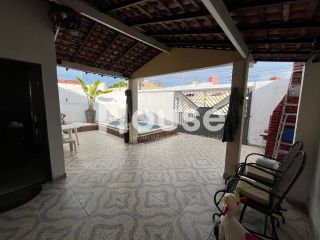 Casa com Piscina à Venda no Bairro Aruana