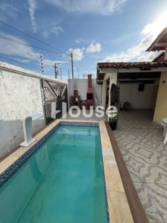 Casa com Piscina à Venda no Bairro Aruana