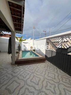 Casa com Piscina à Venda no Bairro Aruana