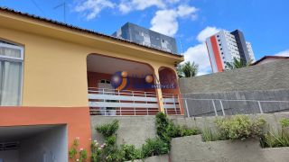 Casa residencial ou comercial para locação com 4 quartos, sendo 2 suítes no bairro Santo Antônio em Campina Grande