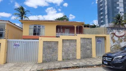 Casa comercial para locação com 4 quartos, sendo 2 suítes no bairro Santo Antônio em Campina Grande