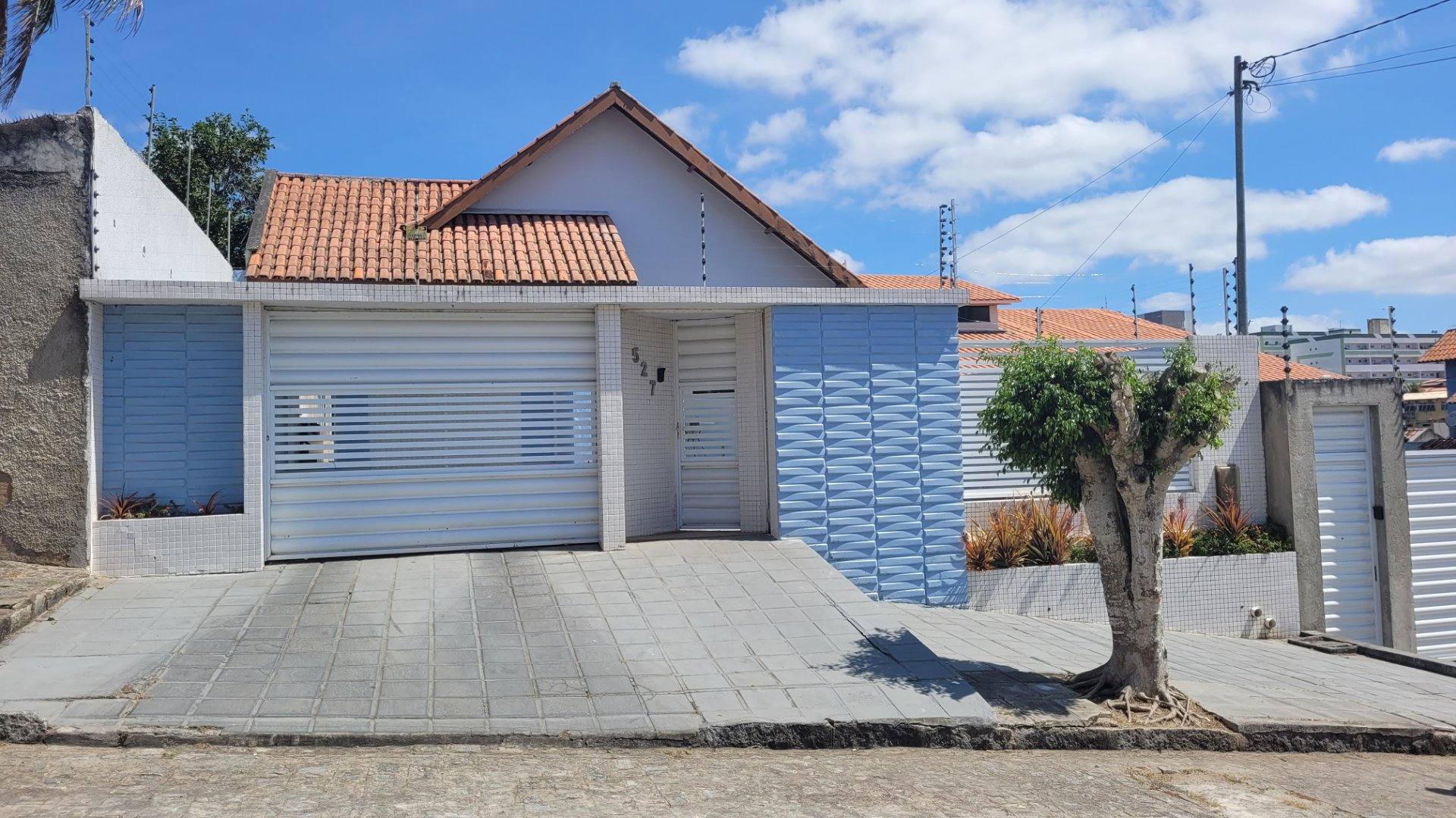 Casa à venda com 3 quartos, sendo 3 suítes no bairro Alto Branco em Campina Grande