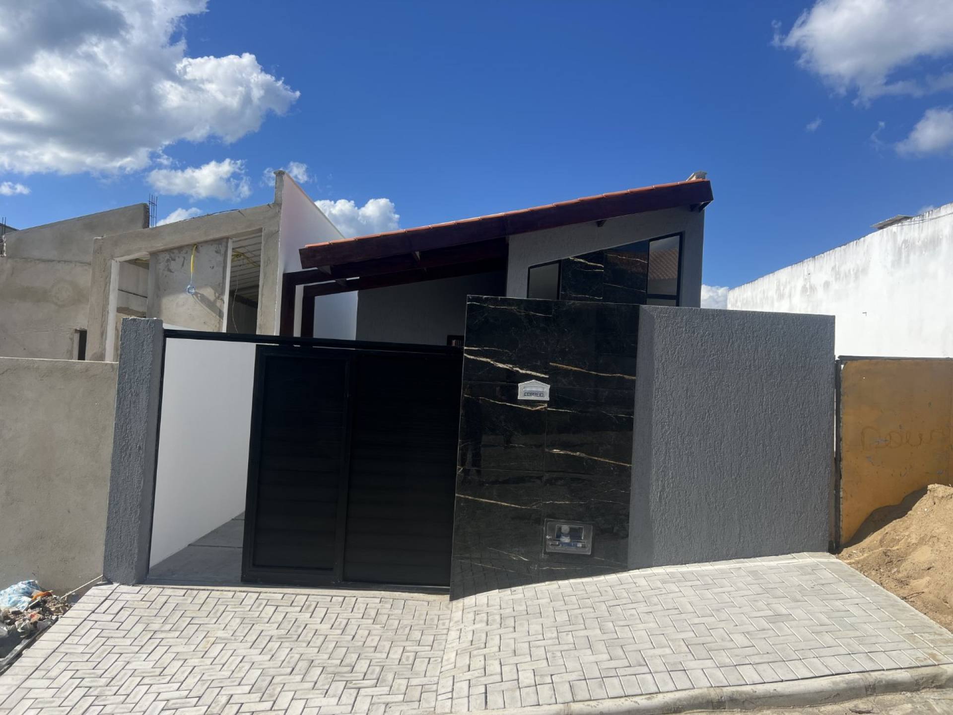 Casa à venda com 3 quartos, sendo 1 suíte, no bairro Alto Branco em Campina Grande