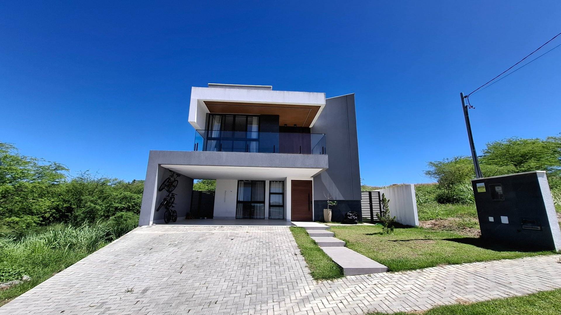 Casa à venda em condomínio fechado, com 3 suíte e escritório, em Campina Grande