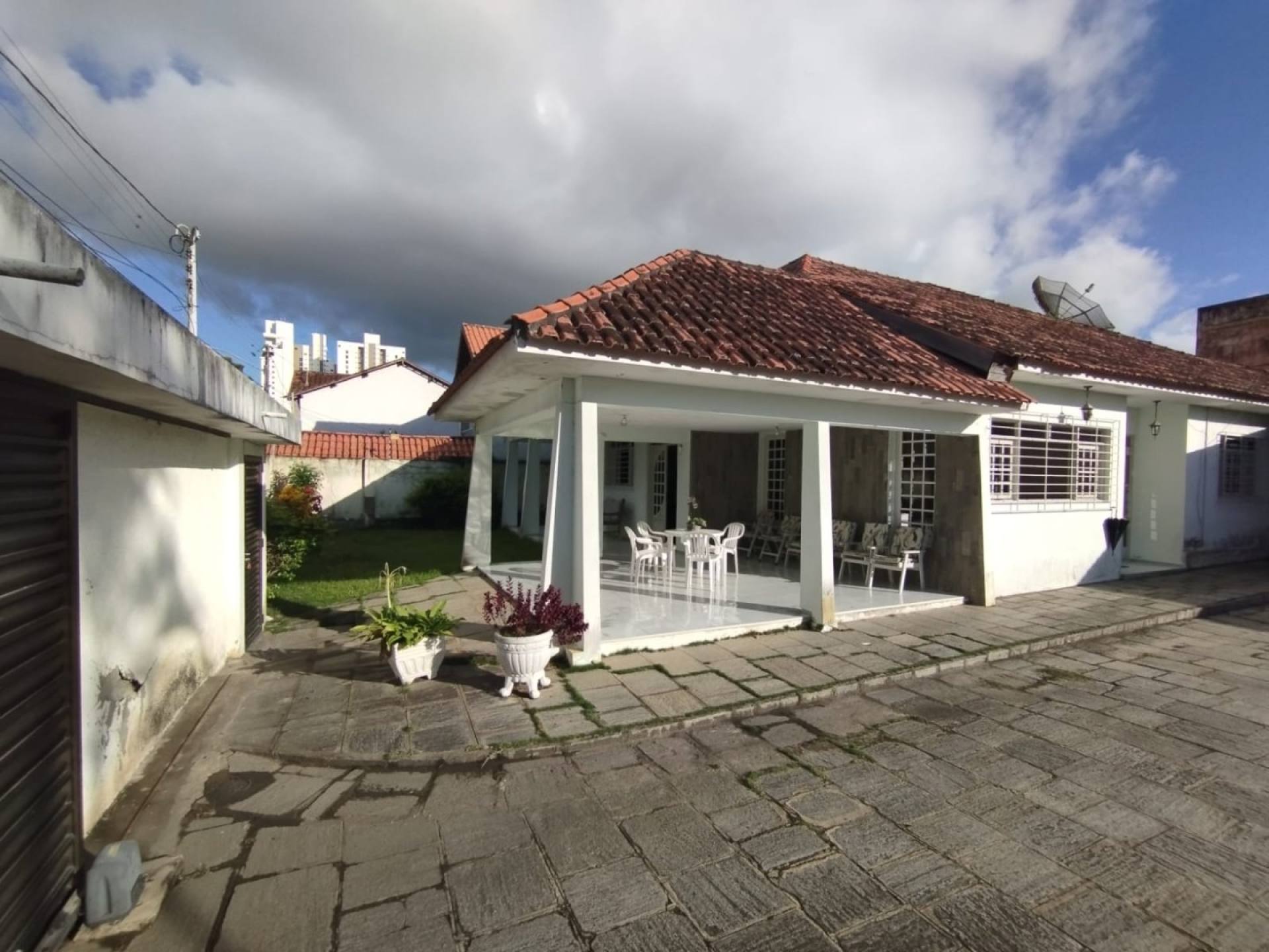 Casa para locação, residencial ou comercial, com 6 quartos, sendo 3 suítes no bairro Catolé em Campina Grande