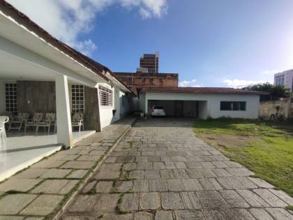 Casa para locação, residencial ou comercial, com 6 quartos, sendo 3 suítes no bairro Catolé em Campina Grande