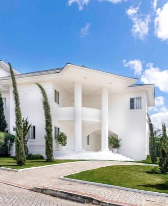 Casa de condomínio à venda com 5 quartos, sendo 4 suítes no bairro Jardim Tavares em Campina Grande