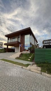 Casa à venda em condomínio fechado com 4 suítes no bairro Jardim Tavares em Campina Grande