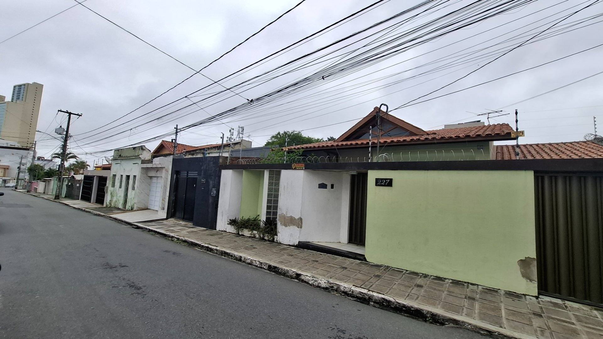 Casa à venda com 03 suítes no Centro de Campina Grande