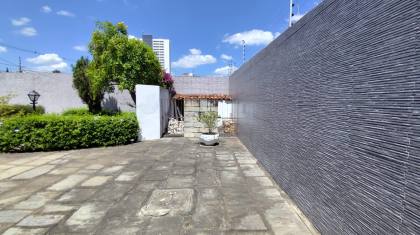 Casa á venda, com 4 quartos, sendo 3 suítes no bairro Itararé em Campina Grande