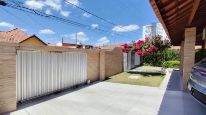 Casa á venda, com 4 quartos, sendo 3 suítes no bairro Itararé em Campina Grande