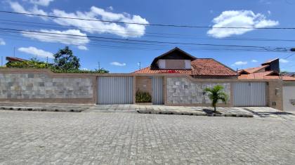 Casa á venda, com 4 quartos, sendo 3 suítes no bairro Itararé em Campina Grande