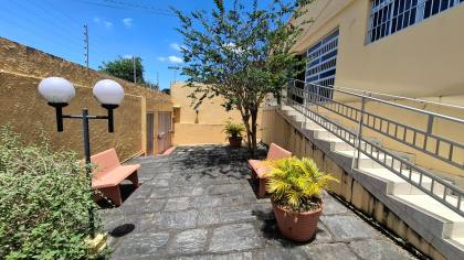 Casa à venda com 4 quartos, sendo 2 suítes, no bairro Alto Branco em Campina Grande