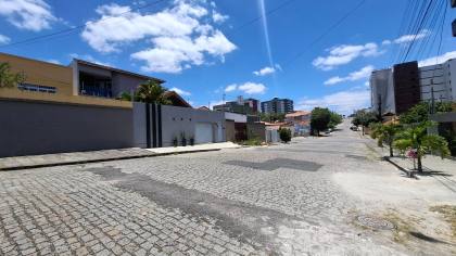 Casa à venda com 4 quartos, sendo 2 suítes, no bairro Alto Branco em Campina Grande