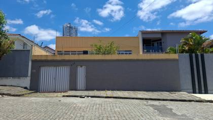 Casa à venda com 4 quartos, sendo 2 suítes, no bairro Alto Branco em Campina Grande
