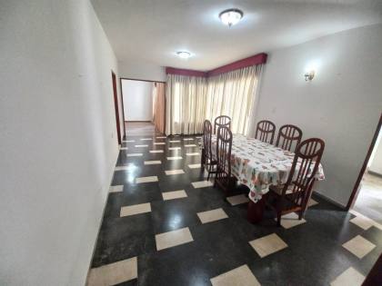 Casa para venda ou locação, com 3 quartos, sendo 1 suíte no Centro de Campina Grande