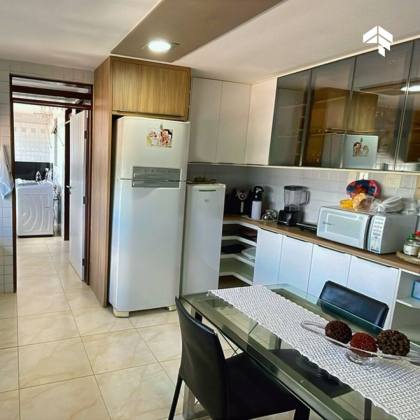 Apartamento com Vista Mar no Brisamar — 219m², 4 Quartos e Muito Espaço para Viver com Estilo!