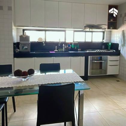 Apartamento com Vista Mar no Brisamar — 219m², 4 Quartos e Muito Espaço para Viver com Estilo!