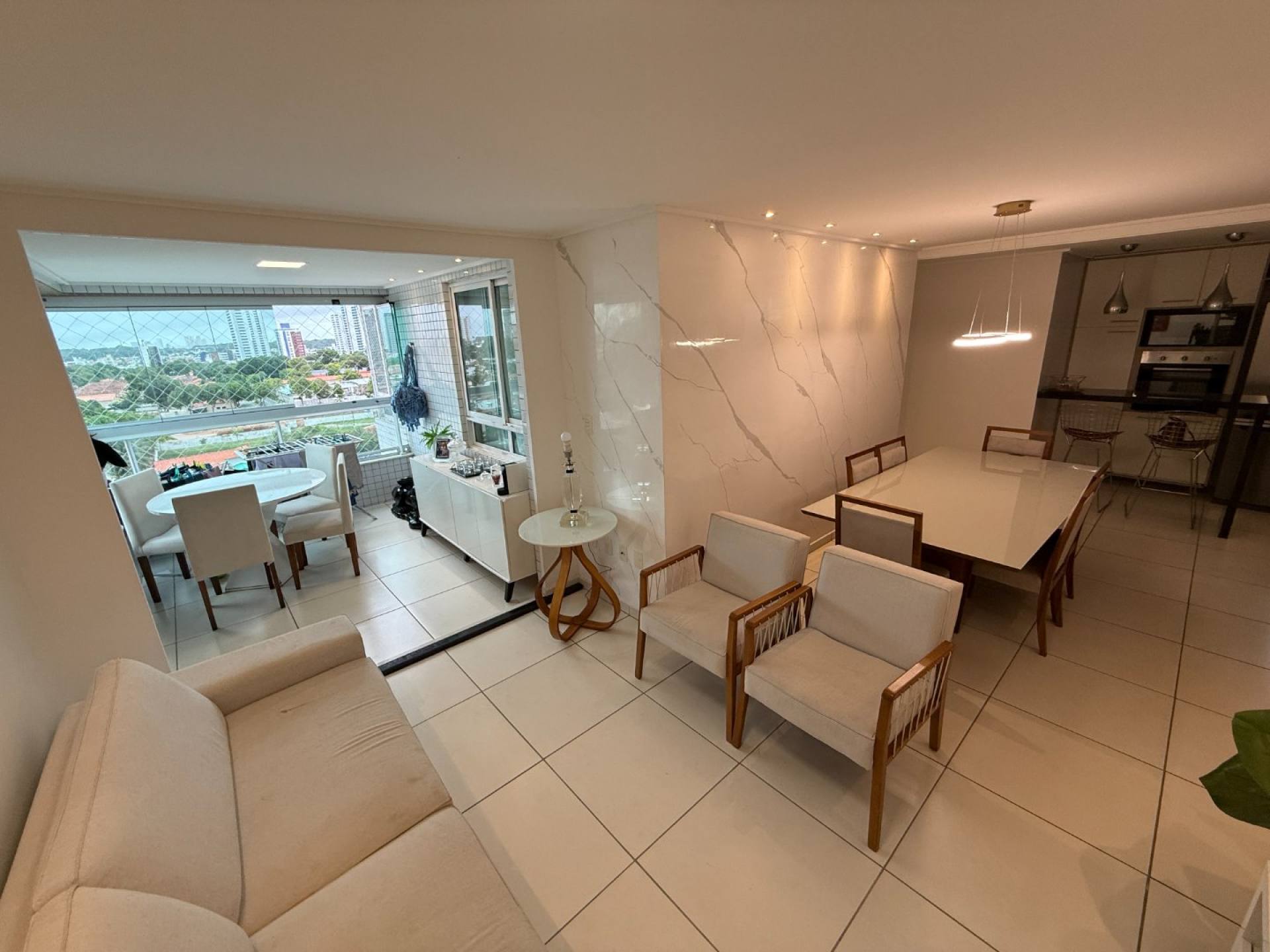 ATENÇÃO, OPORTUNIDADE ÚNICA NO BAIRRO DOS ESTADOS! APTO 4 QUARTOS SENDO 2 SUÍTES, COM 95 M² E 2 VAGAS DE GARAGEM