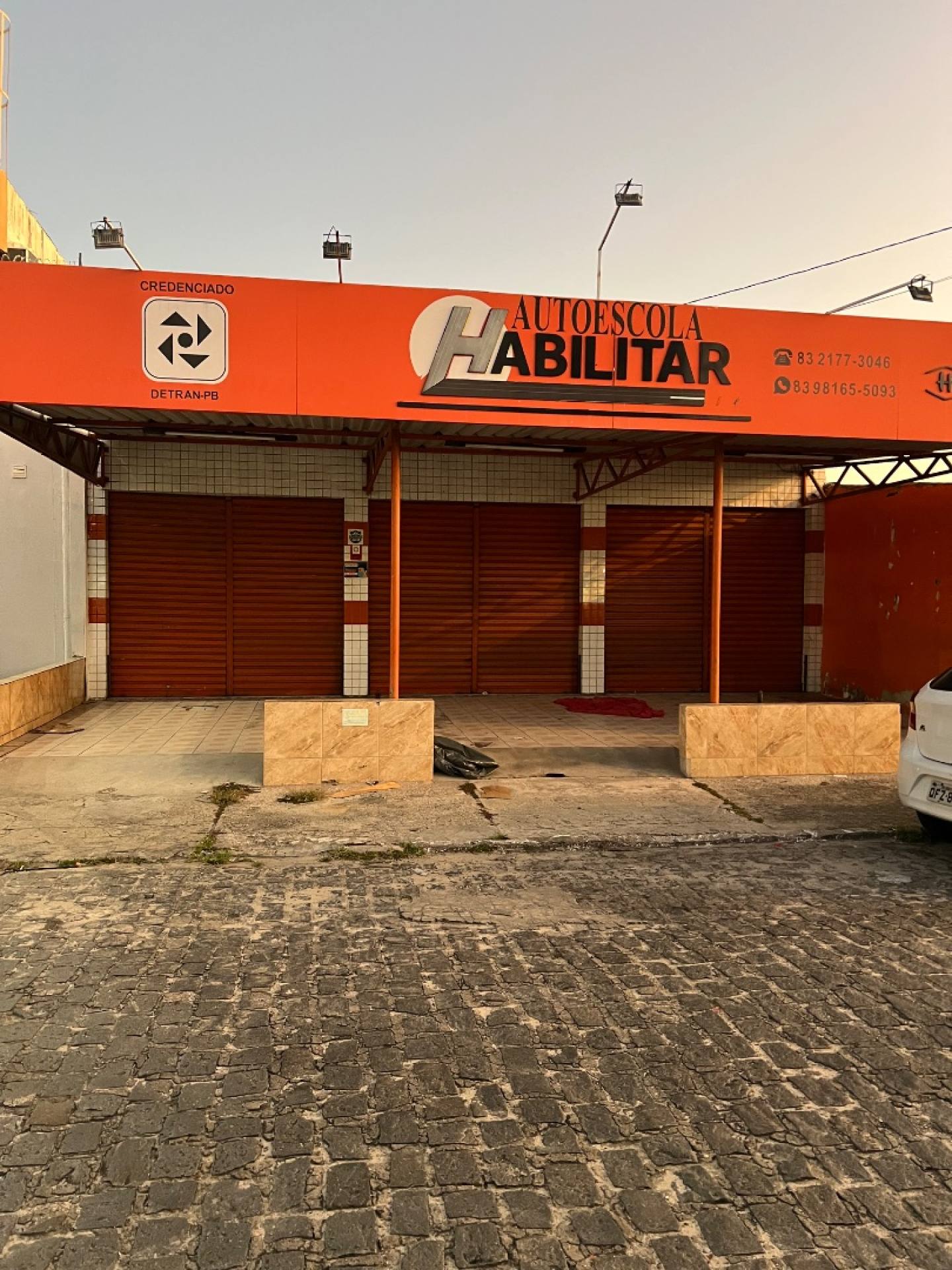 Prédio comercial para alugar a poucos metros da principal no bairro Mangabeira em João Pessoa