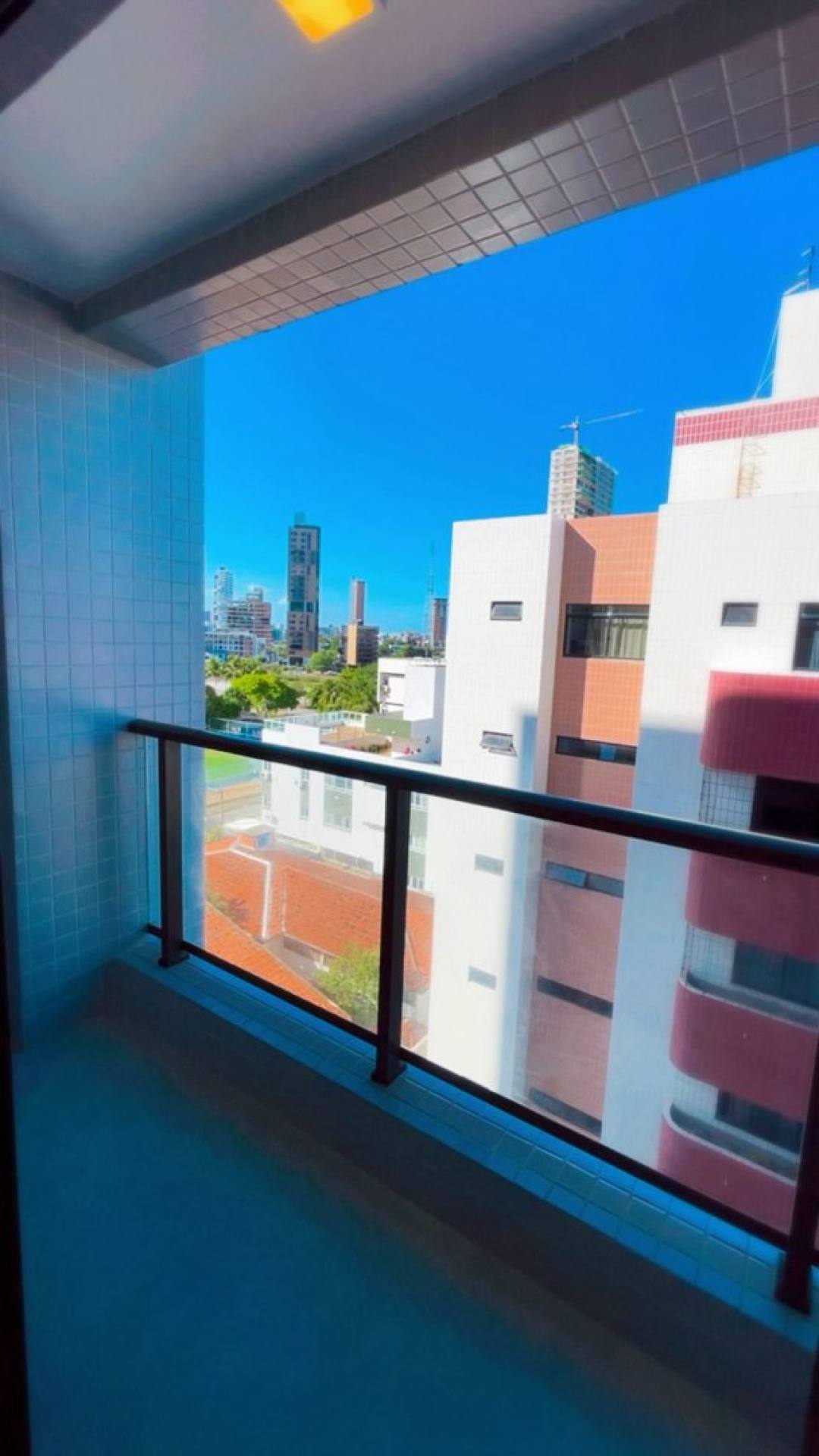 ALUGA APARTAMENTO COM 3 QUARTOS S/ 1 SUÍTE - 400 metros da praia do JARDIM OCEANIA.