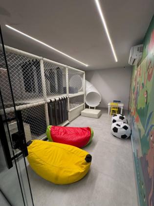 ALUGA APARTAMENTO COM 3 QUARTOS S/ 1 SUÍTE - 400 metros da praia do JARDIM OCEANIA.