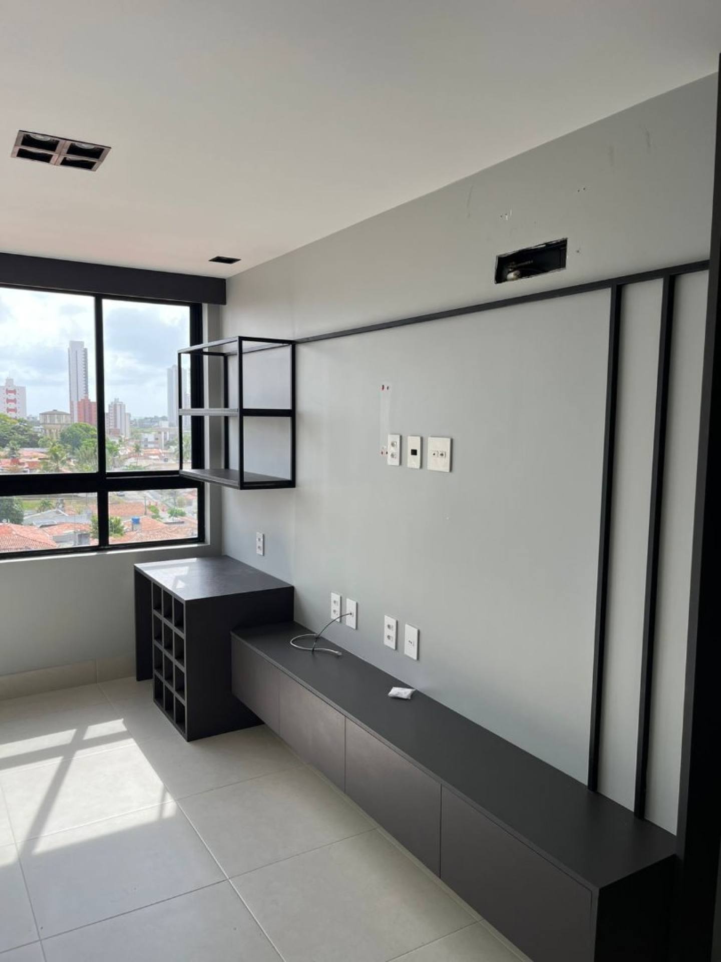 VENDE APARTAMENTO NO MIRARMAR COM 3 QUARTOS S/ 1 SUÍTE E COM PROJETADOS.