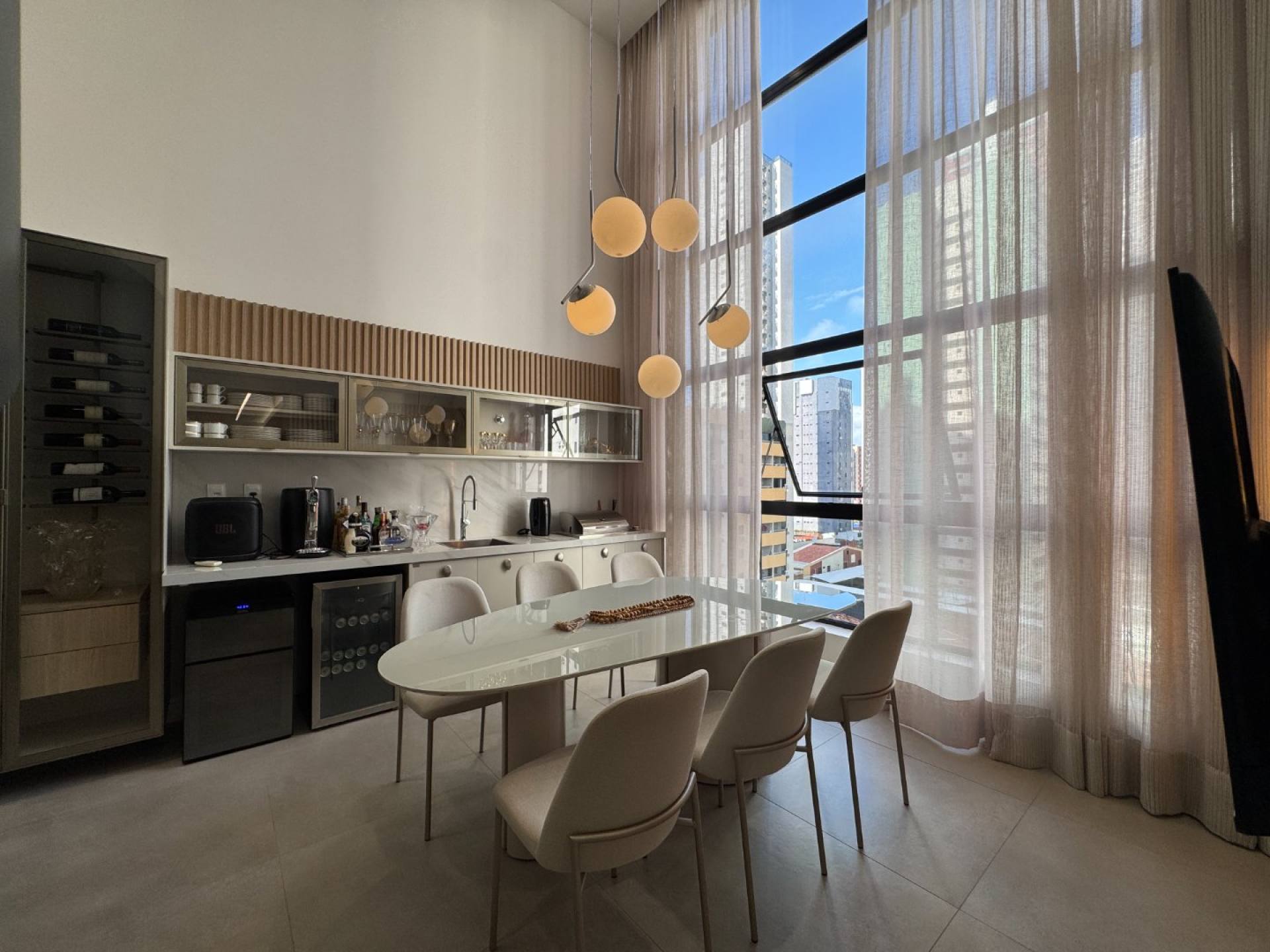 Casa vertical c/ 3 Suítes, 120m2, Toda Mobiliada - Luxo e Sofisticação na Praia de Tambaú