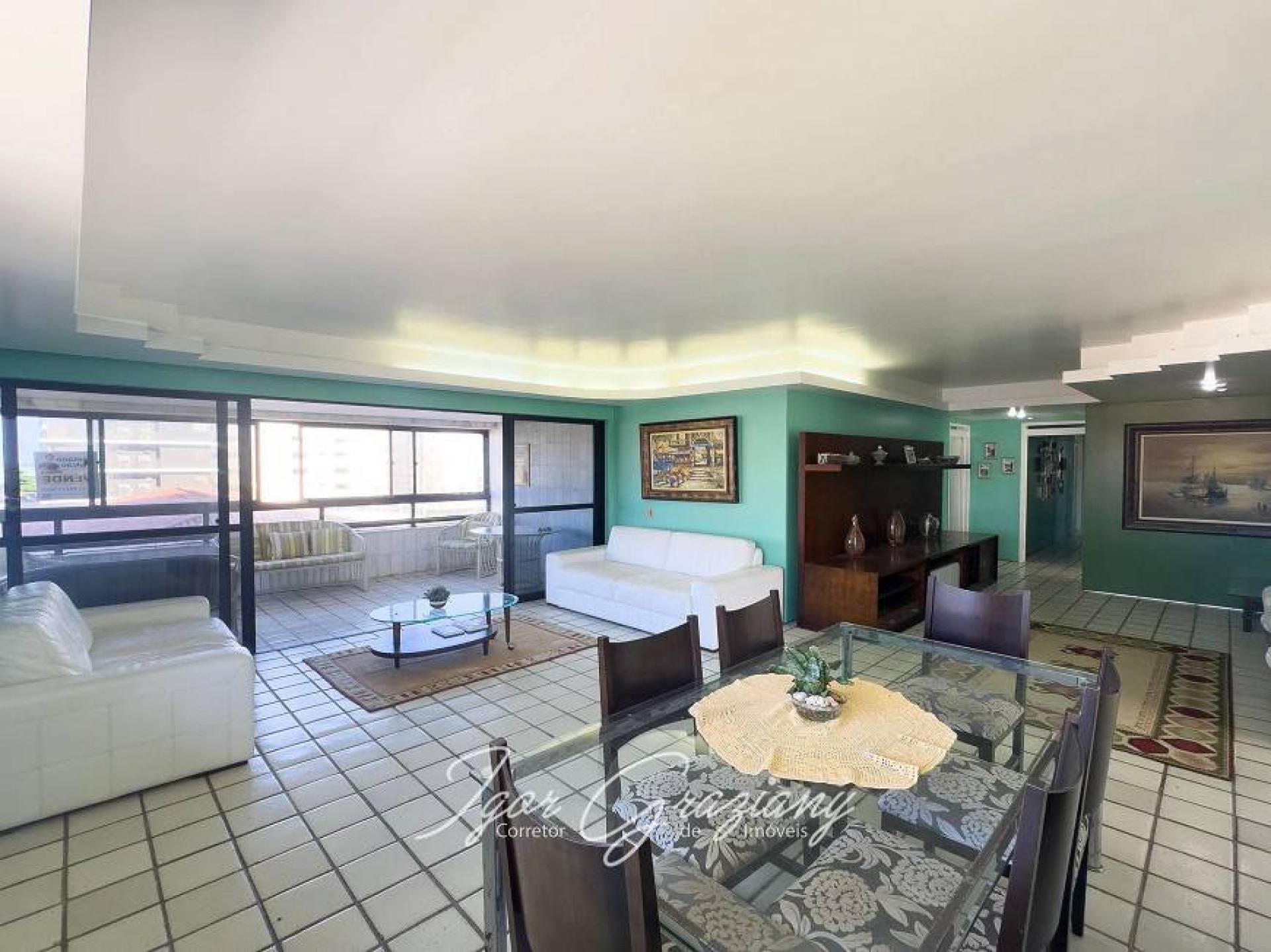 Oportunidade!! Apto nascente sul de 240 m² com 4 suítes a poucos passos do mar!!