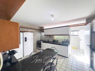 Oportunidade!! Apto nascente sul de 240 m² com 4 suítes a poucos passos do mar!!
