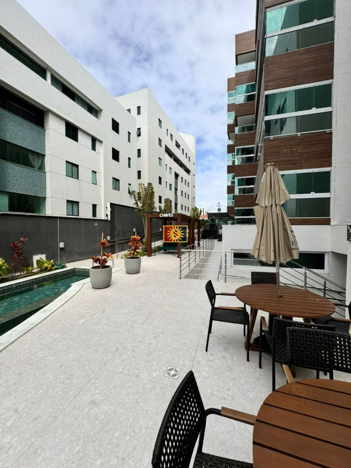 Vendo Apartamento, Porteira Fechada, com 03 quartos 01 suíte em Ponta de Campina, Cabedelo
