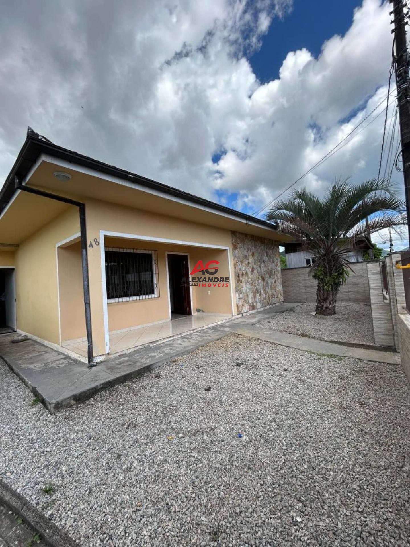 Casa sozinha no terreno