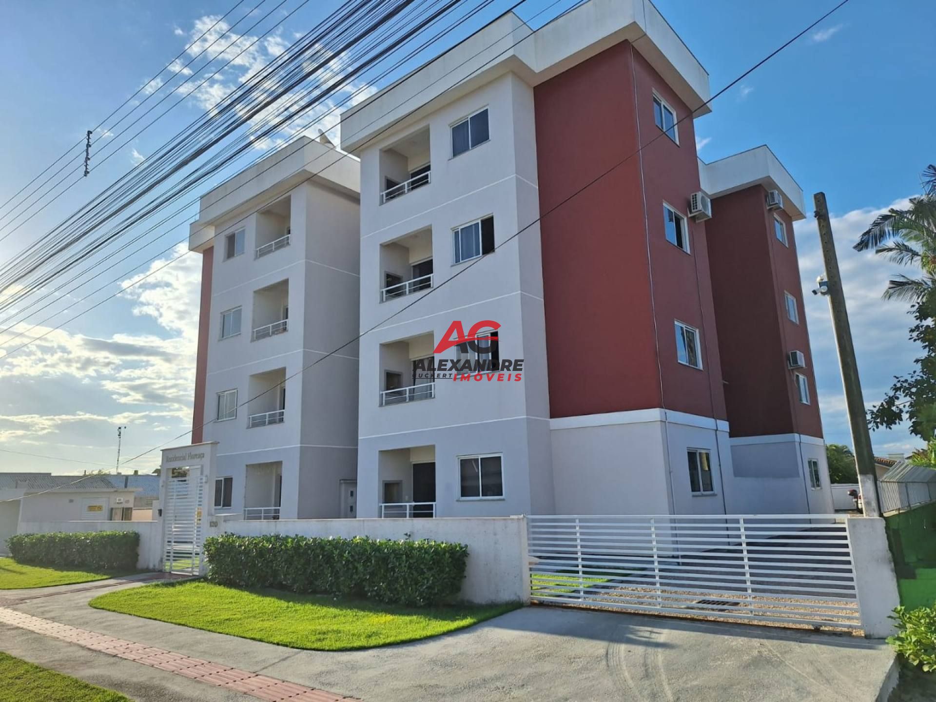 Apartamento com sacada e churrasqueira a carvão na Barra do Aririú.