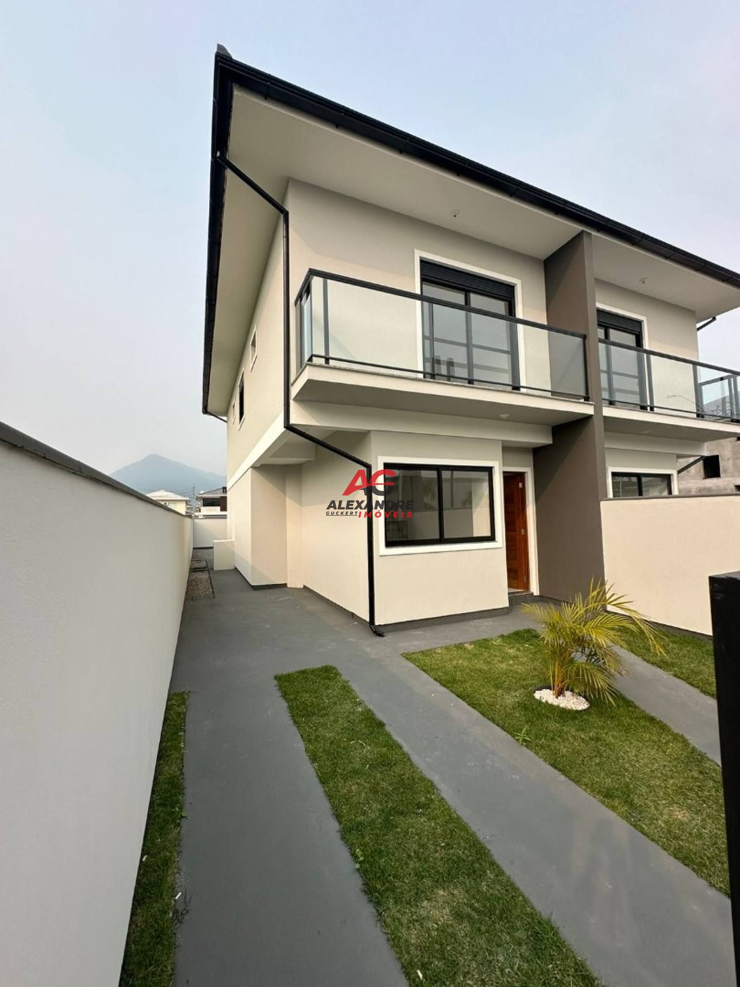 BELISSÍMO SOBRADO EM NOVA PALHOÇA