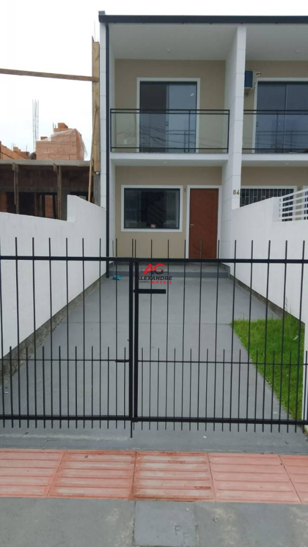 Sobrado novo com sacada .