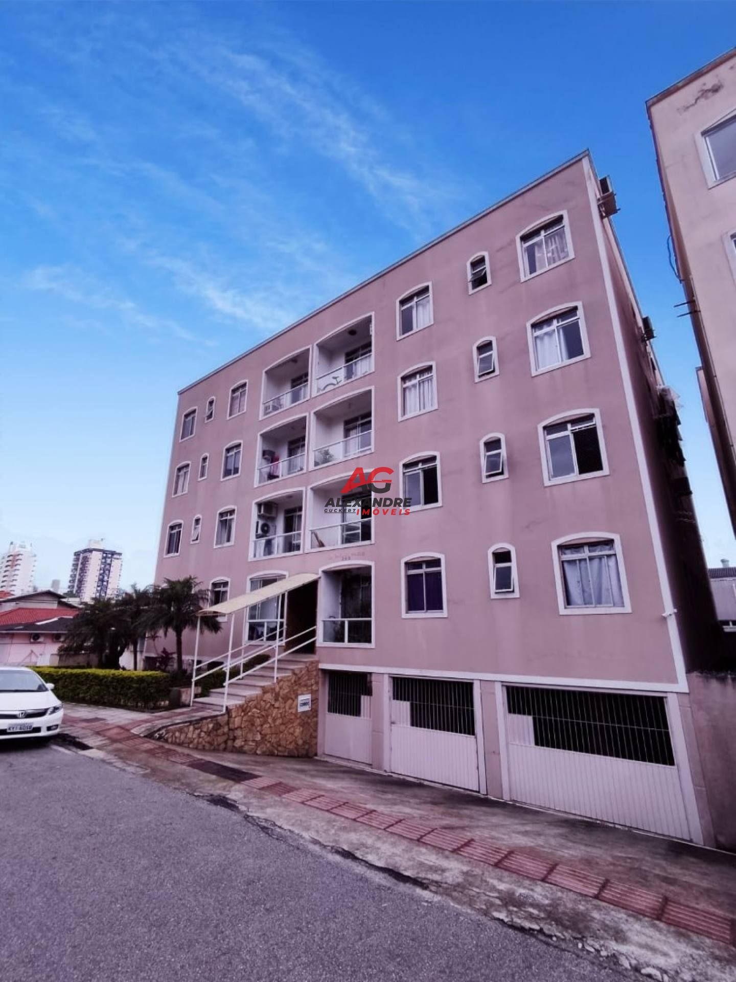 Apto com três dormitórios, reformado, sacada e vista mar